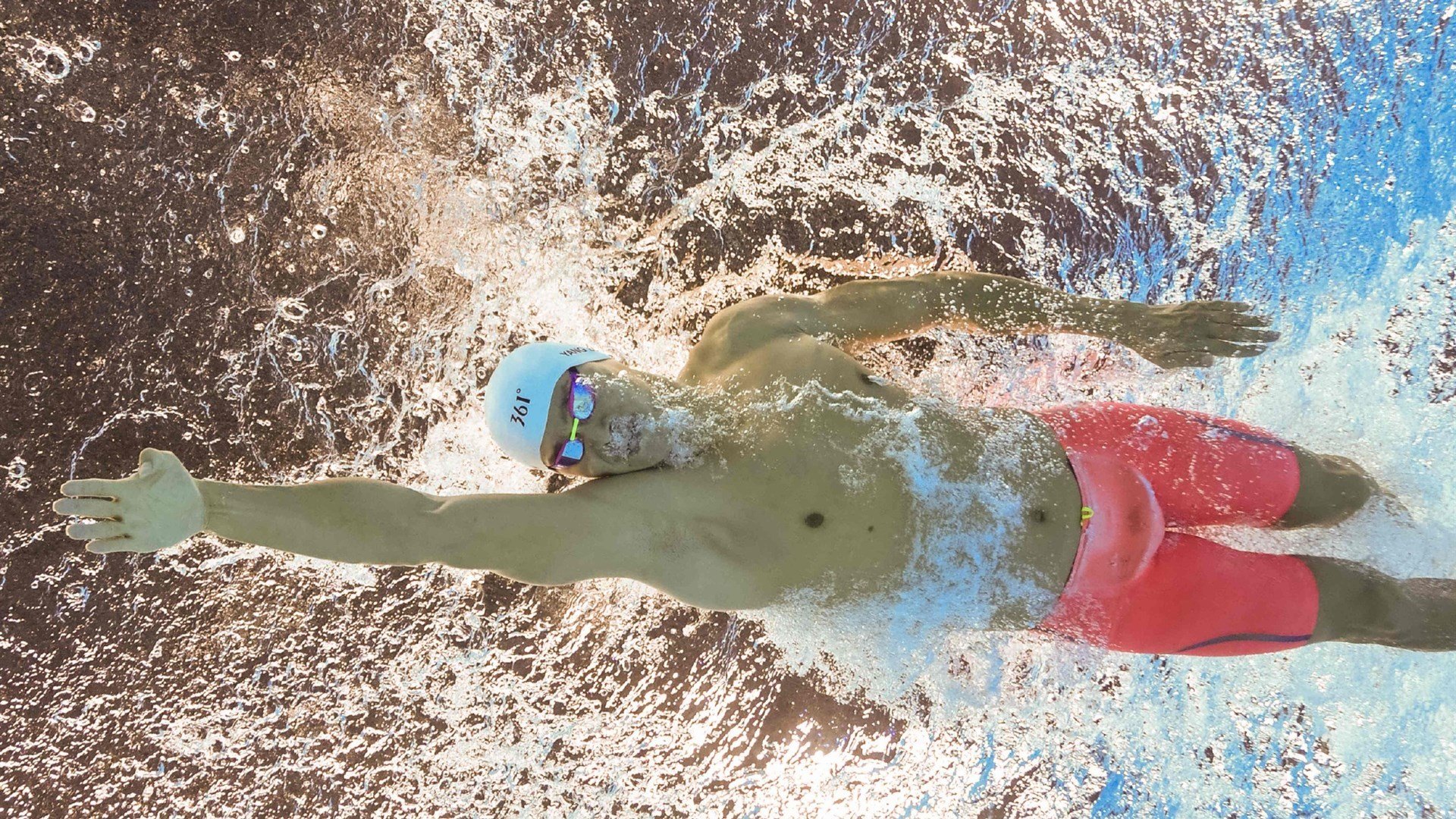 河南建业队在主场作战，期待赢得胜利，河南建业队员